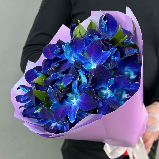 Букет живых цветов из космических орхидей 15 шт