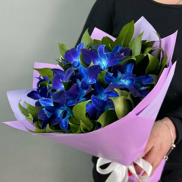 Букет живых цветов из космических орхидей 9 шт