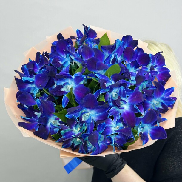 Букет живых цветов из космических орхидей 25 шт