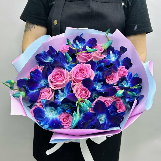 Букет живых цветов из космических орхидей и розовых роз 29 шт