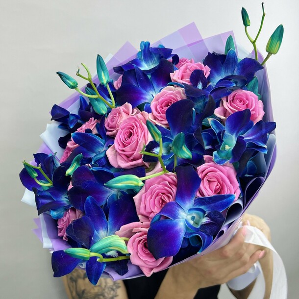 Букет живых цветов из космических орхидей и розовых роз 29 шт