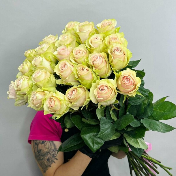 Букет живых цветов из нежно розовых эквадорских роз