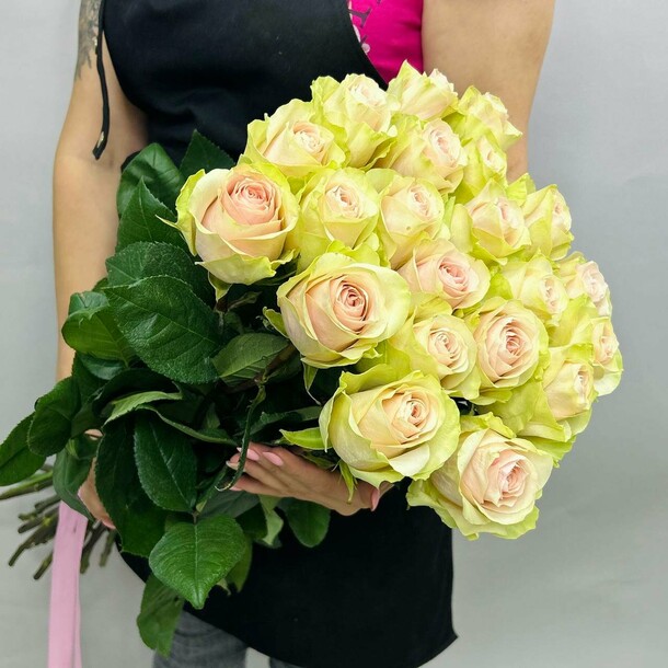 Букет живых цветов из нежно розовых эквадорских роз