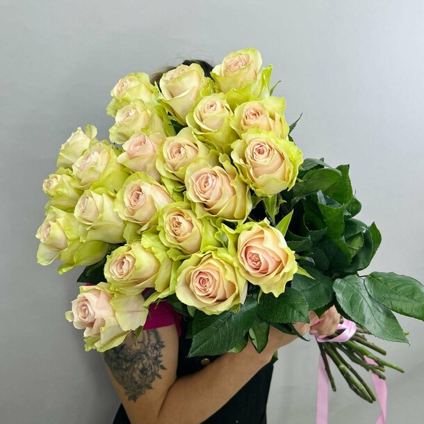 Букет живых цветов из нежно розовых эквадорских роз