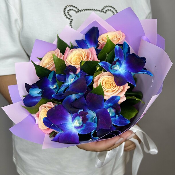 Букет живых цветов из космических орхидей и розы мисс пигги "11шт" орхидея с розой