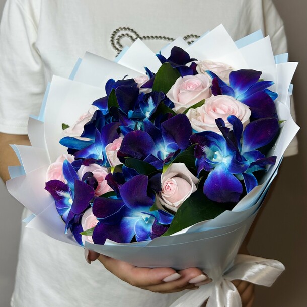 Букет живых цветов из космических орхидей и нежно розовых роз "19шт"