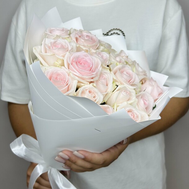 Букет живых цветов из нежно розовых роз "19шт"