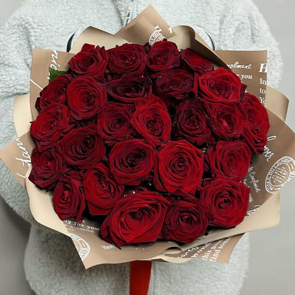 Букет живых цветов из красных роз 25 шт
