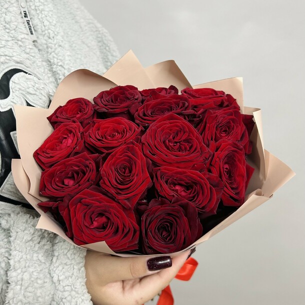 Букет живых цветов из красных роз 15 шт (40см)