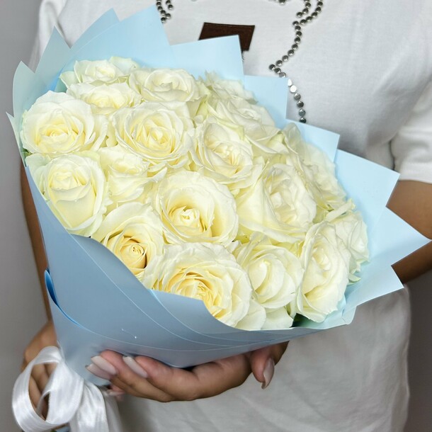 Букет живых цветов из белоснежных роз "19шт"