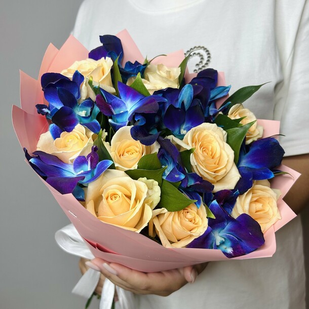 Букет живых цветов из космических орхидей и кремовых роз "19шт"