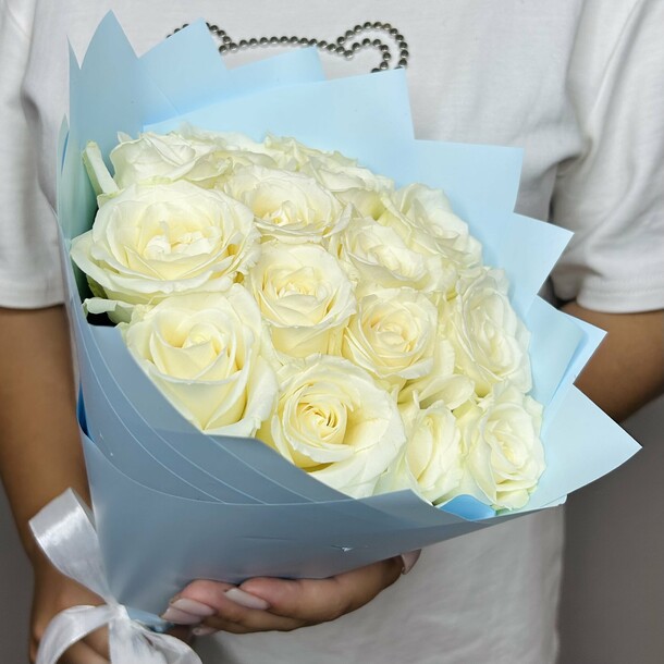 Букет живых цветов из белоснежных роз "15шт"