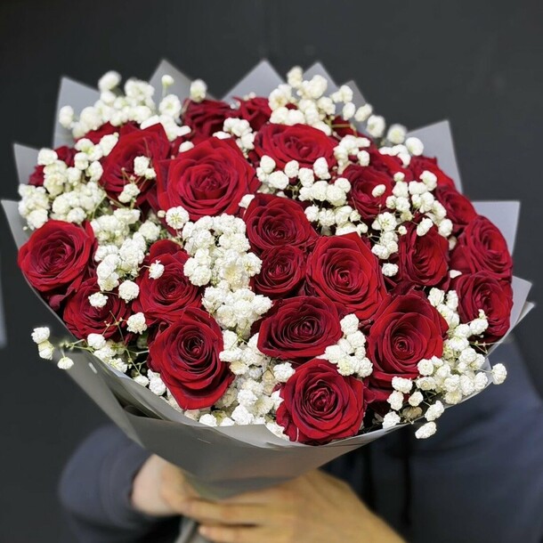 Букет живых цветов из белоснежных гипсофил и красных роз 25 шт