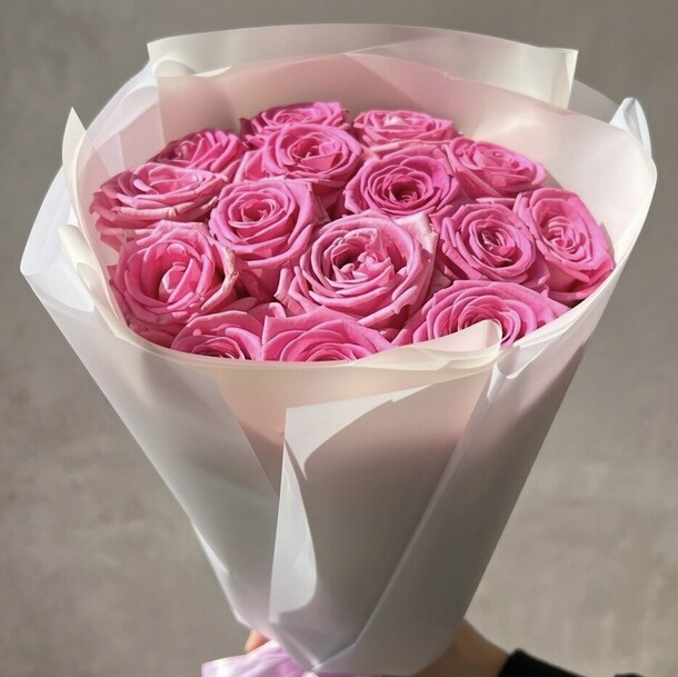 15 розовых роз