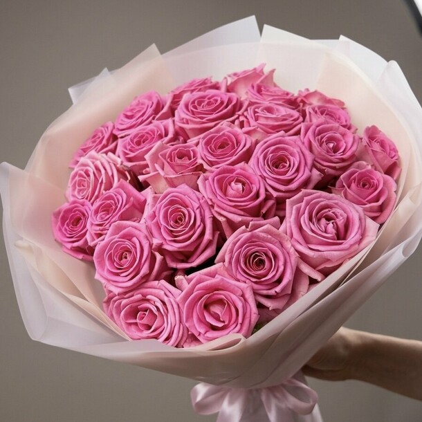 25 розовых роз