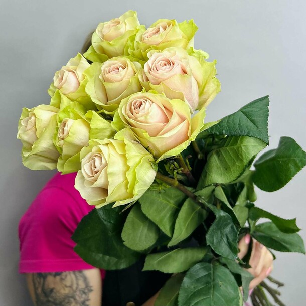 Букет живых цветов из нежно розовых эквадорских роз