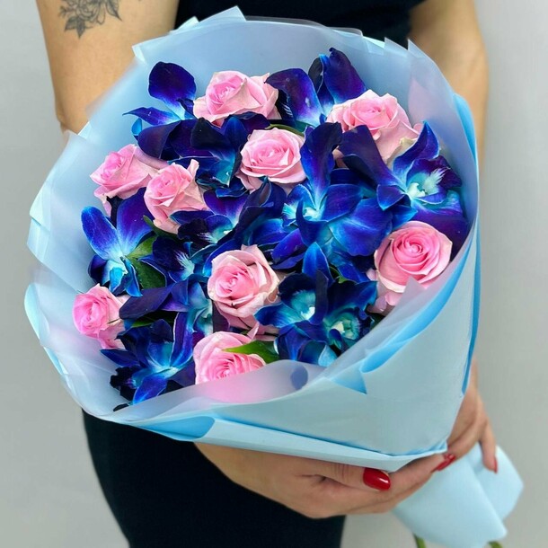 Букет живых цветов из космических орхидей и розовых роз ревиваль 19