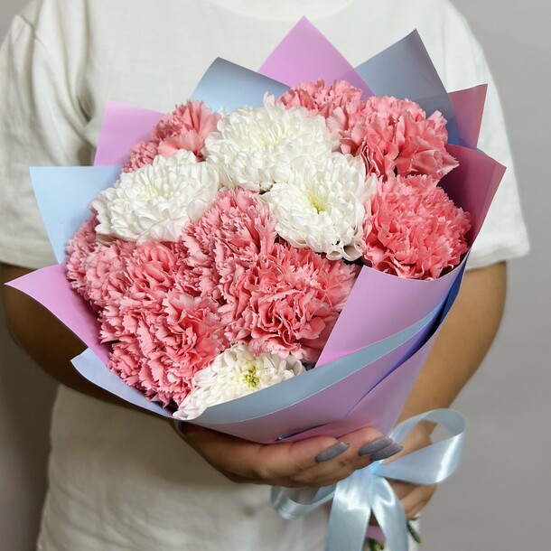 Букет живых цветов из кустовых хризантем и розовых гвоздик 9шт