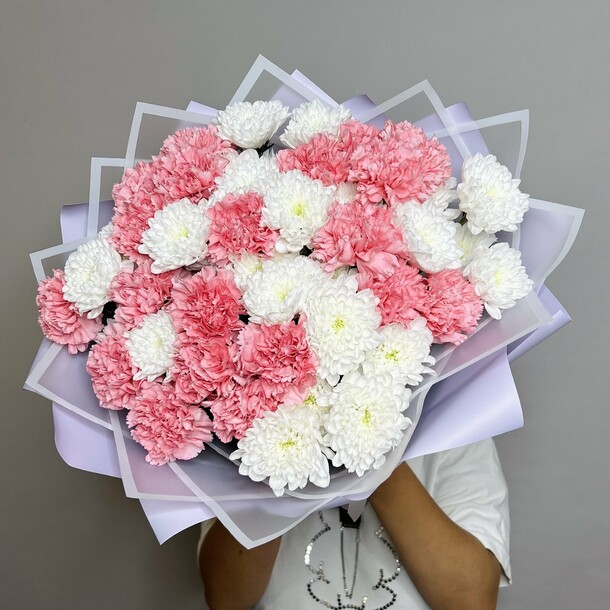 Букет живых цветов из кустовых хризантем и розовых гвоздик 25шт