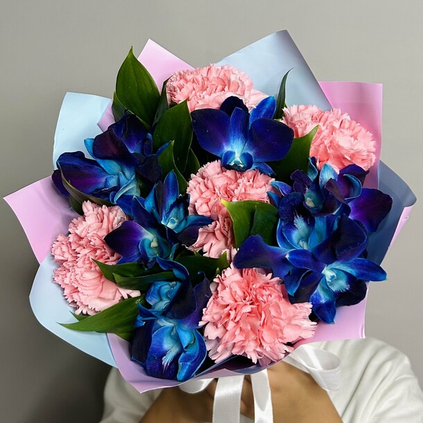 Букет живых цветов из космических орхидей и розовых гвоздик 11 шт