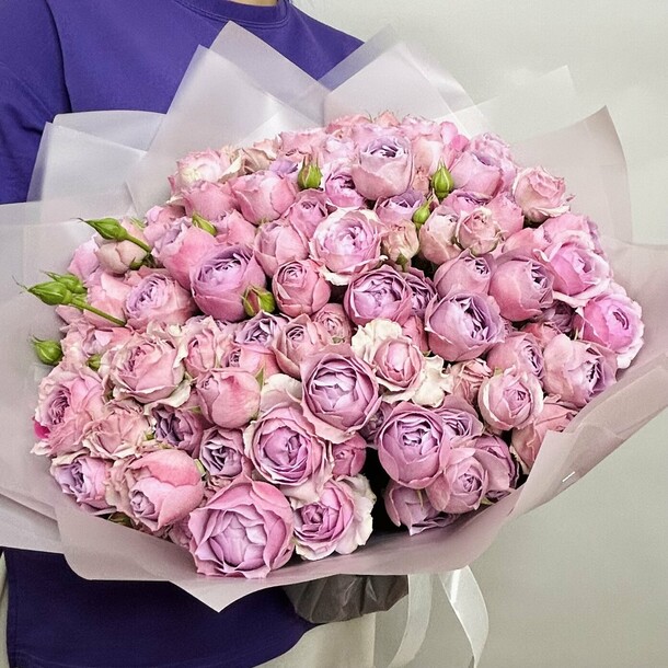 Букет живых цветов из сиреневых кустовых пионовидных роз лаванда баблс 59 шт