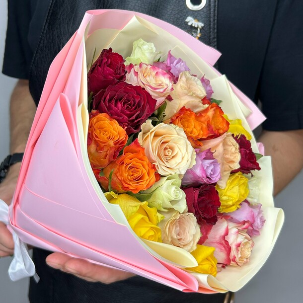 Букет из разноцветных Кенийских роз 25 шт