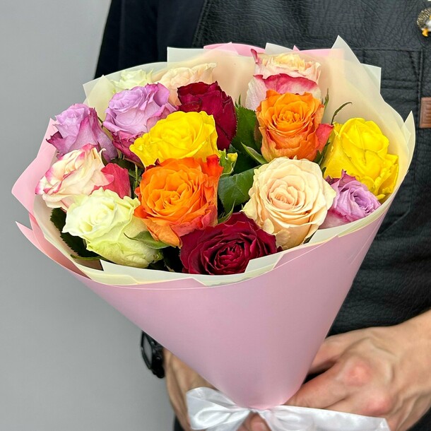 Букет живых цветов из разноцветных Кенийских роз 15 шт 40см микс