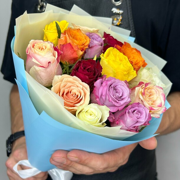Букет живых цветов из разноцветных кенийских роз 15 шт 40см