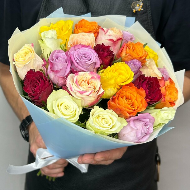 Букет живых цветов из разноцветных кенийских роз 25 шт 40см