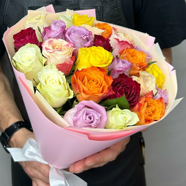 Букет живых цветов из разноцветных кенийских роз 25 шт 40см