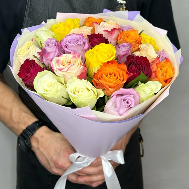 Букет живых цветов из разноцветных кенийских роз 25 шт 40см