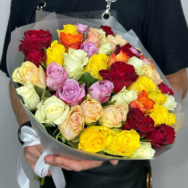 Букет живых цветов из разноцветных кенийских роз 51 шт 40см