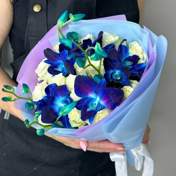 Букет живых из космических орхидей и белоснежных Кенийских роз S 40 см