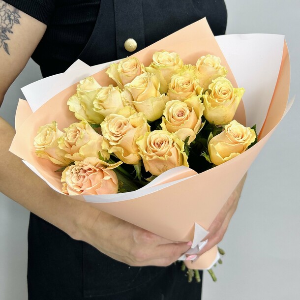 Букет живых цветов из кремовых Кенийских роз 15 шт 40 см