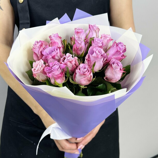 Букет живых цветов из сиреневых Кенийских роз 15 шт 40 см