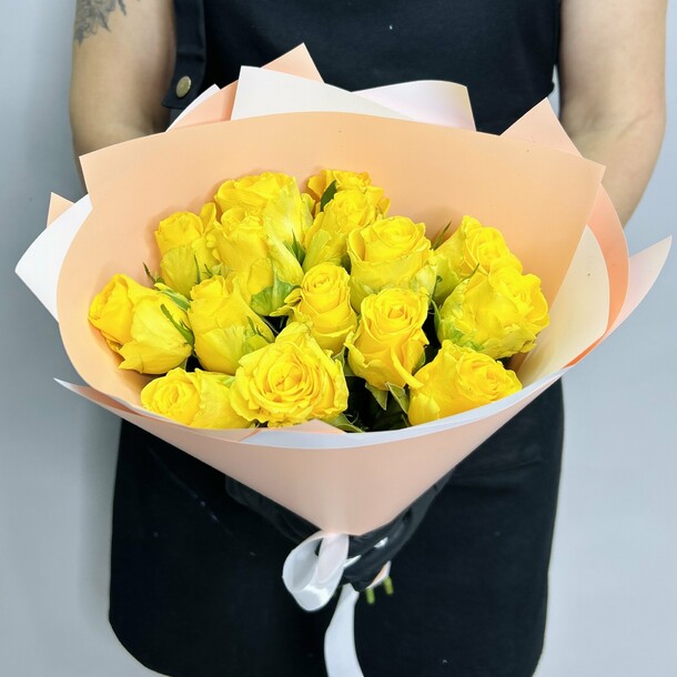 Букет живых цветов из желтых Кенийских роз 15 шт 40 см