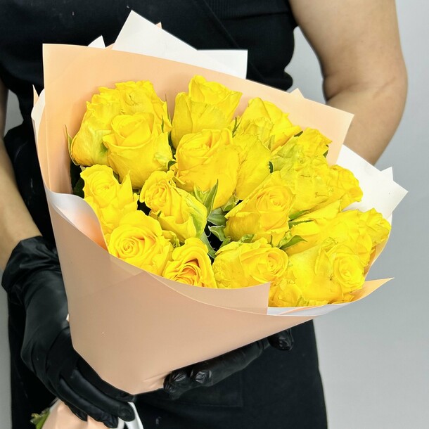Букет живых цветов из желтых Кенийских роз 19 шт 40 см