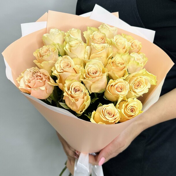 Букет живых цветов из кремовых Кенийских роз 19 шт 40 см