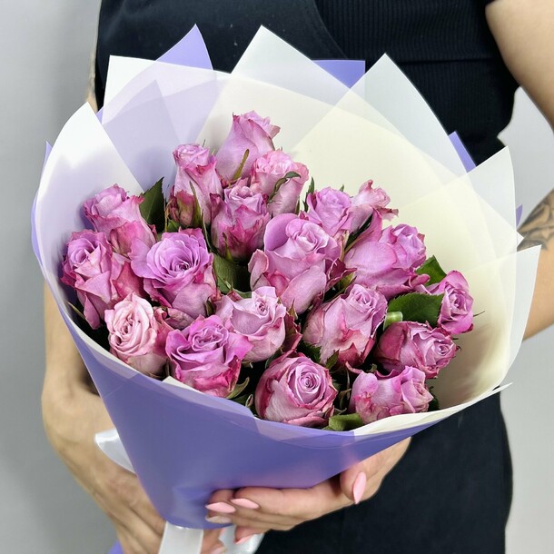 Букет живых цветов из сиреневых Кенийских роз 19 шт 40 см