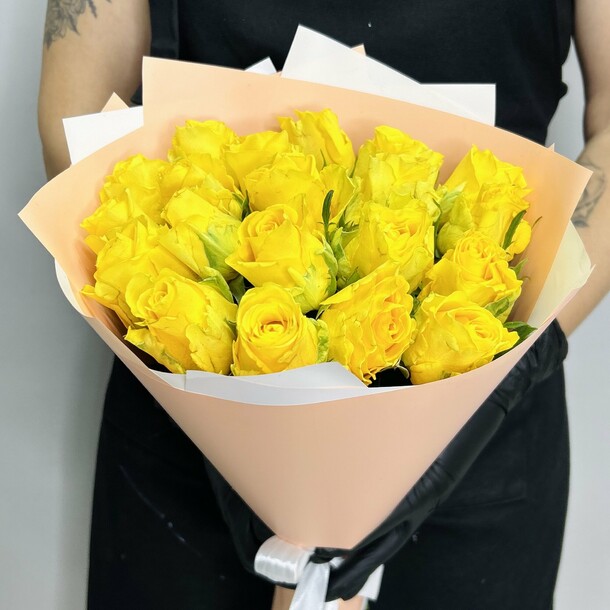 Букет живых цветов из желтых роз 21 шт 40 см