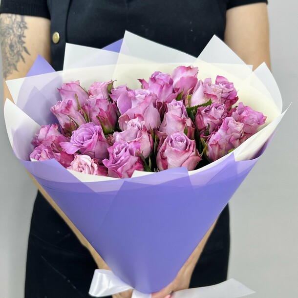 Букет живых цветов из сиреневых Кенийских роз 21 шт 40 см