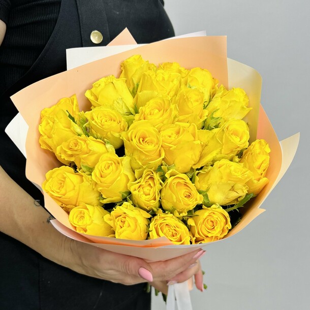 Букет живых цветов из желтых кенийских роз 25 шт 40 см