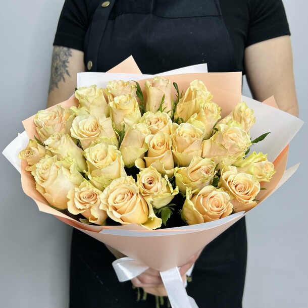 Букет живых цветов из кремовых роз 25 шт 40 см