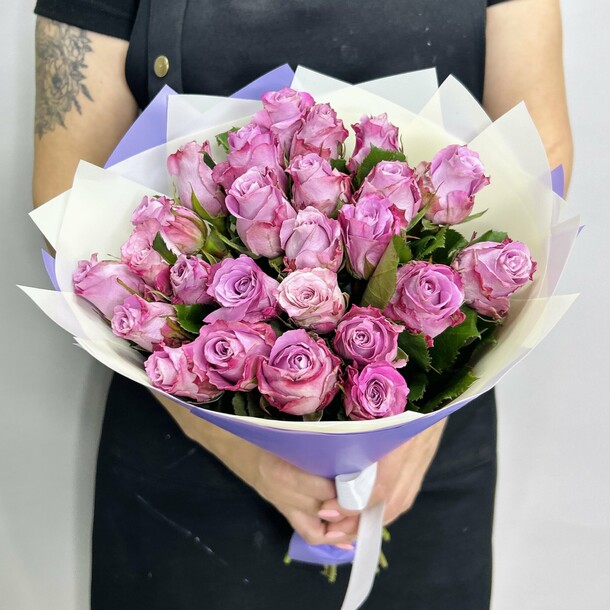 Букет живых цветов из сиреневых роз 25 шт 40 см