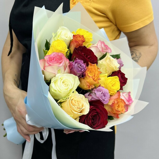 Букет живых цветов из разноцветных кенийских роз 19 шт 40см