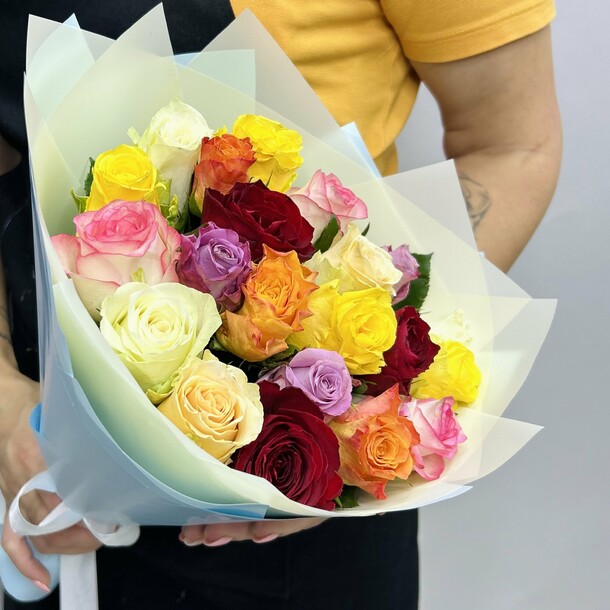 Букет живых цветов из разноцветных кенийских роз 21 шт 40см