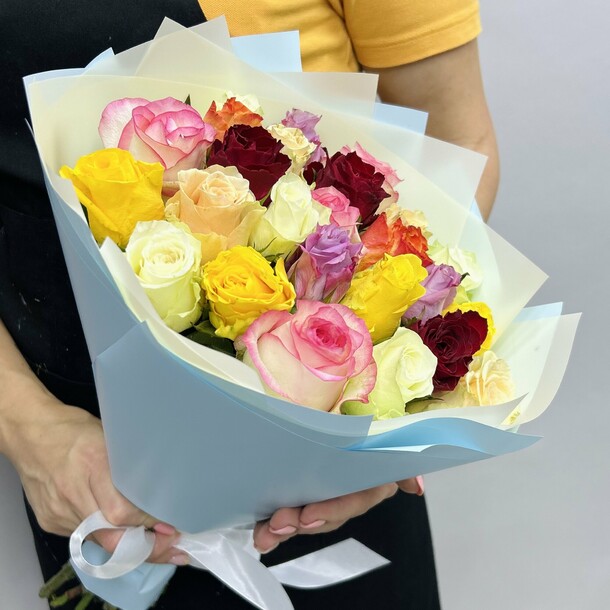 Букет живых цветов из разноцветных роз 25 шт 40 см