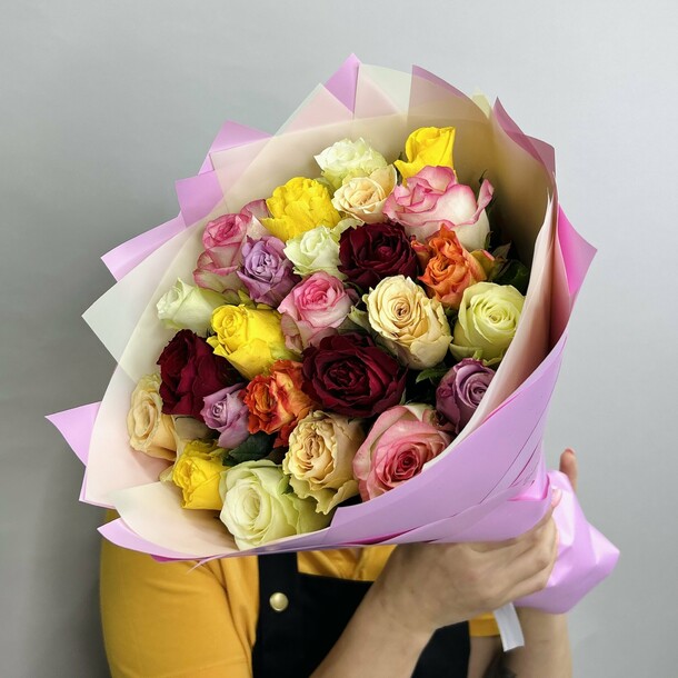 Букет живых цветов из разноцветных роз 25 шт 40 см