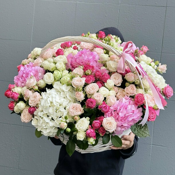 Букет живых цветов из пионовидных кустовых роз и гортензий в корзине
