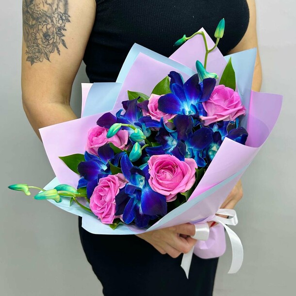 Букет живых цветов из космических орхидей и розовых роз